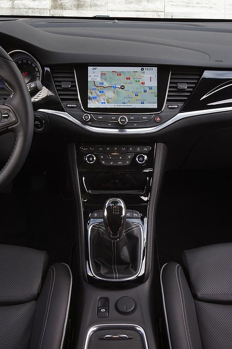 Das Cockpit des Opel Astra lässt einige Wünsche offen