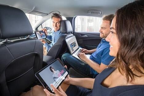 Verbesserungswürdig: Für die Fond Passagiere gibt es leider keinen iPad Halter. Dafür WLAN. Wenn man es ordert.