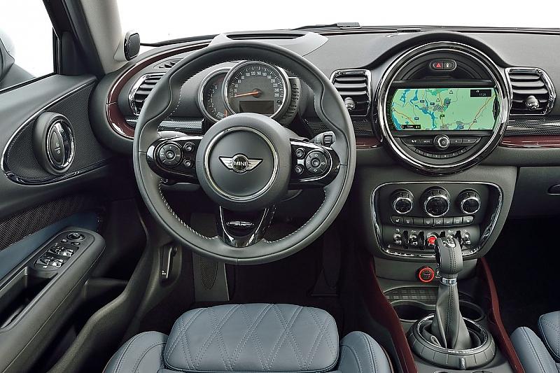 Das Cockpit hat die typische Mini-OPtik