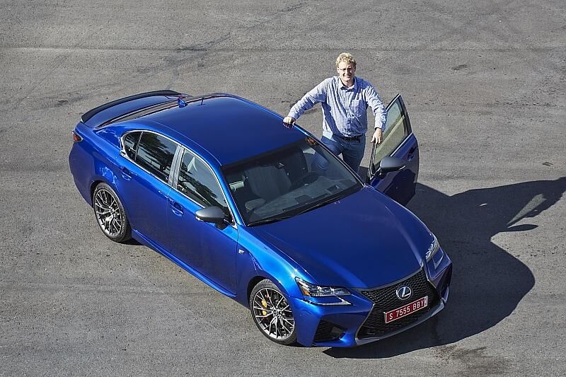 Redakteur Marcel Sommer neben dem neuen Lexus GS F.