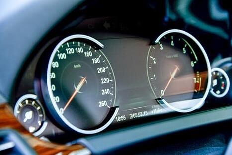Klassisch: BMW verzichtet bei den Hauptinstrumenten auf eine virtuelle Animation.