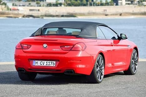 Geschlossene Gesellschaft: Das solide Stoffverdeck macht aus dem Cabriolet ein leises Coupé.