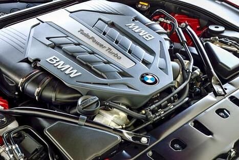 Kräftig: Aus 4,4 Liter holt der V8 Benziner immerhin 450 PS. Turbo sei Dank.