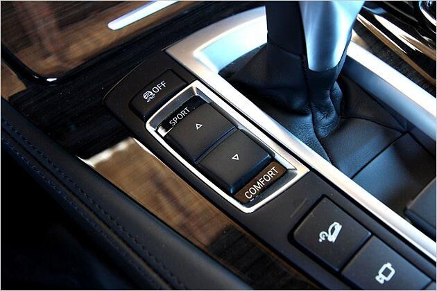 Der so genannte "Fahrerlebnisschalter" (Sport/Comfort) gehört zum Serienumfang des M550d (Bild). Beim M5 sitzen an dieser Stelle M-spezifische Tasten für das separate Einstellen von Gasannahme, Lenkung, Federung und Getriebe