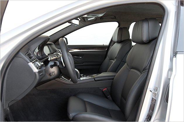 Langstreckentauglich bequem und auch für eine sportliche Fahrt geeignet: Die Sitze des M550d