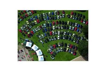 Beetle Sunshinetour: Hunderte Autos bilden Riesenmuschel