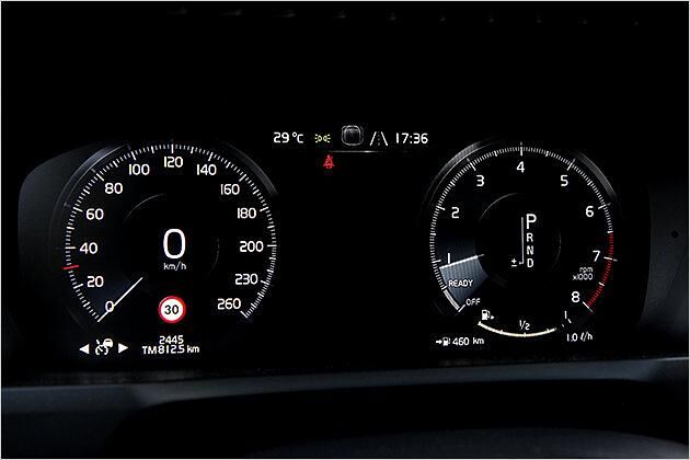 Das 12,3 Zoll große Instrumentendisplay hinter dem Lenkrad ist serienmäßig