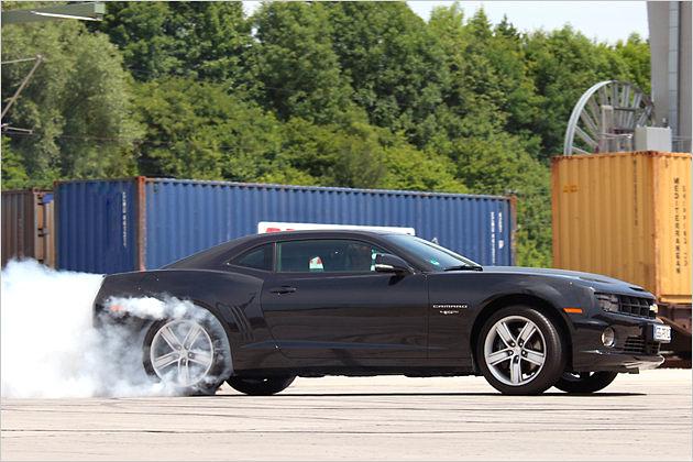 Die Power des Camaro reicht, um ordentlich Gummi auf den Asphalt zu brennen