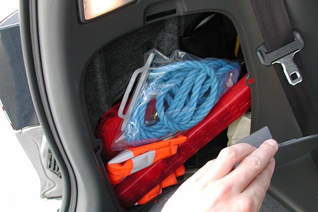 Hinter der Plastikverkleidung im Kofferraum befindet sich ein Staufach für Warndreieck und Abschleppseil