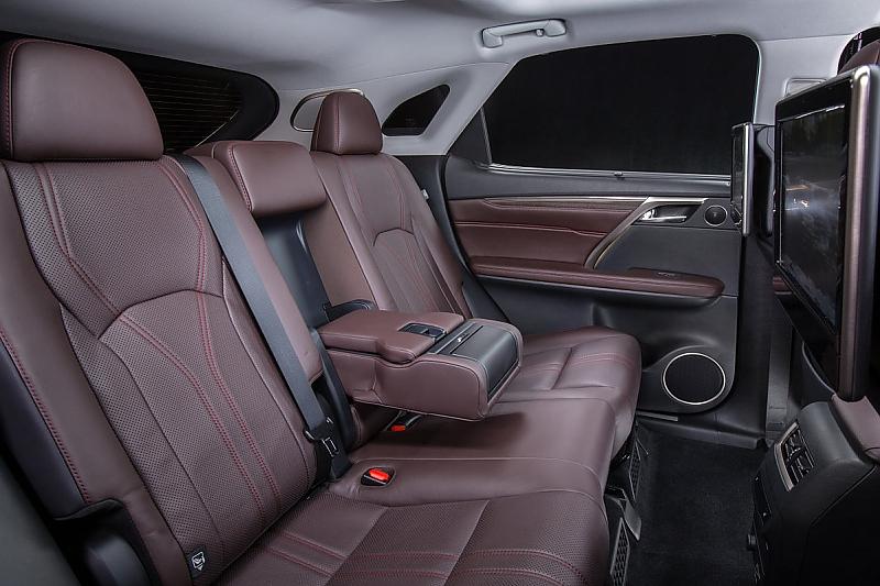 Auch hinten lässt es sich im Lexus RX 450h reisen