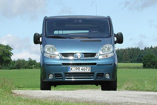 Serienmäßig gibt es den Trafic Generation mit in Wagenfarbe lackierten Stoßfängern und weißen Blinker-Leuchteinheiten
