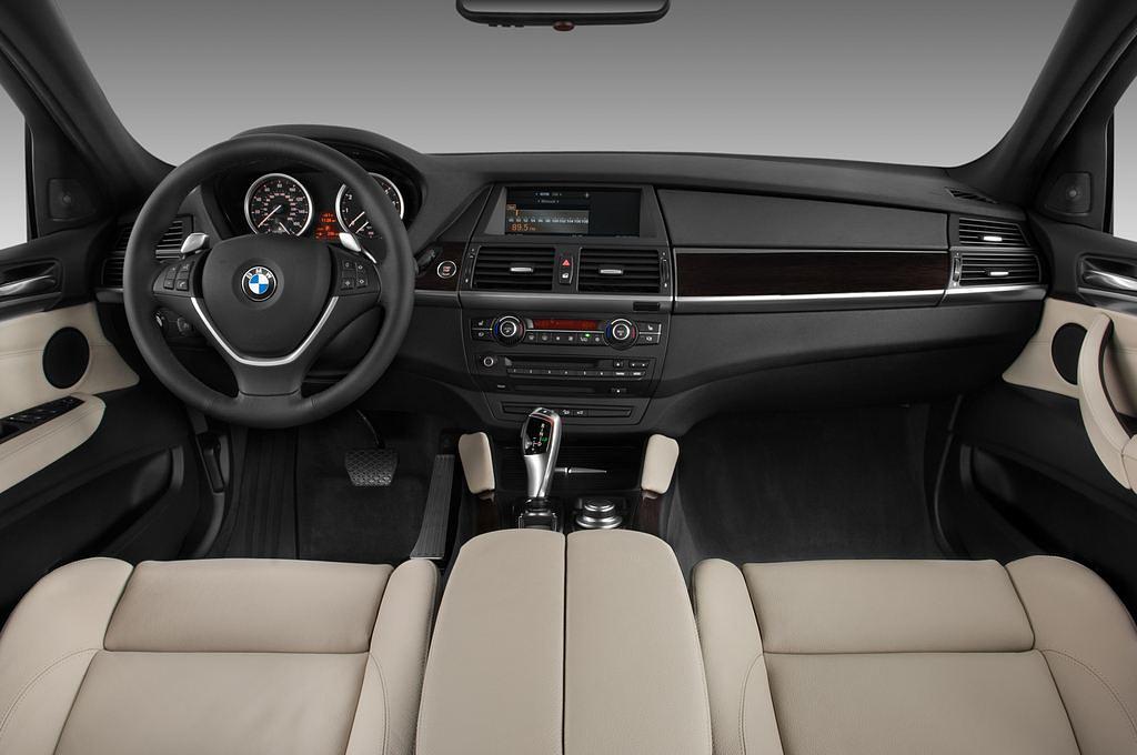 BMW X6 (Baujahr 2010) xDrive35i 5 Türen Cockpit und Innenraum
