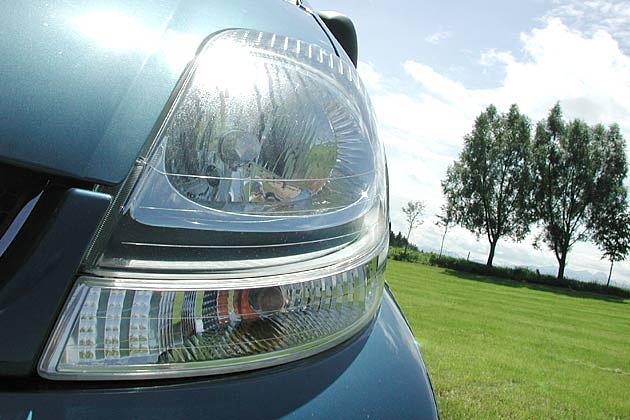 Große Scheinwerfer hinter Klarglasabdeckung