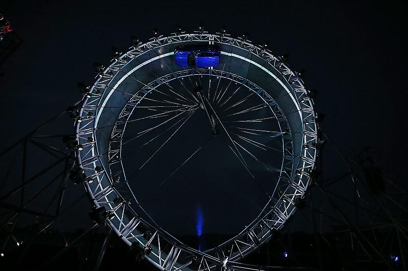 Zur Weltpremiere fuhr der Jaguar F-Pace mit Terry Grant am Steuer durch einen 19 Meter hohen Looping.