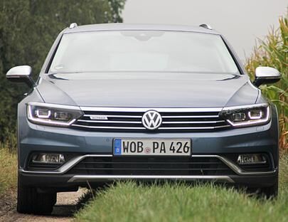 Hoch hinaus: Mit etwas mehr Bodenfreiheit kommt der Passat "Alltrack" weiter, als seine normalen Brüder.