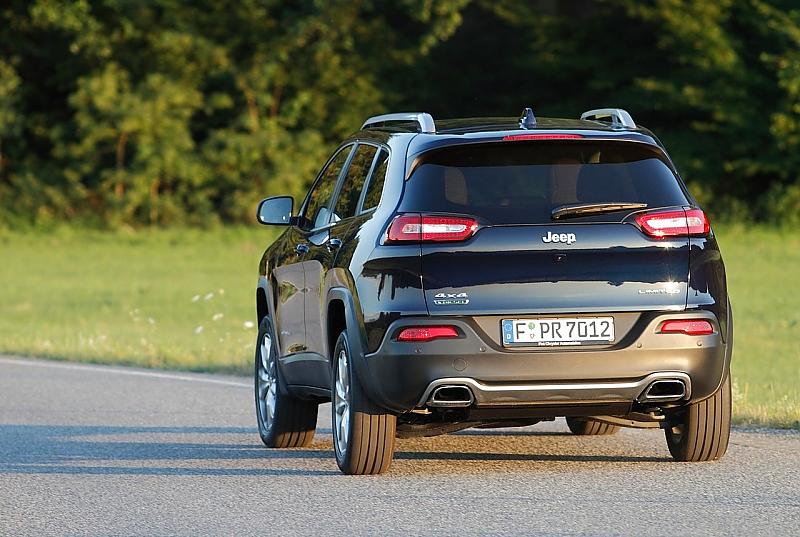 Der Jeep liegt gut auf der Straße