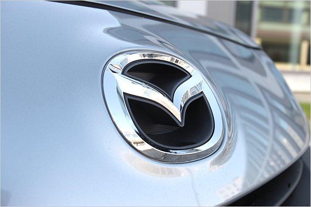 Stolz prangt das Mazda-Logo auf der Motorhaube