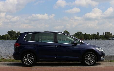 Der neue VW Touran ist rund 13 Zentimeter länger als sein Vorgänger. Das gestiegene Raumangebot kommt ausschließlich den Passagieren und dem Gepäck zu gute. 