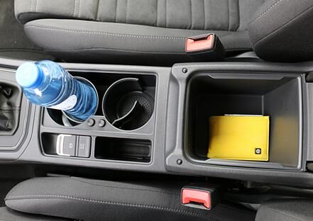Die Cupholder der Mittelkonsole passen sich per Feder an die jeweilige Flaschengröße an.