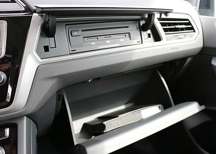 Vor dem Beifahrer-Sitz findet man über dem üblichen Handschuhfach, je nach Ausstattungsvariante, die verschiedenen Schnittstellen des Volkswagen Infotainment-Systems.