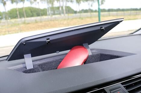 Für den Fahrer gut erreichbarer Ablageflächen sind im neuen Touran nicht zu knapp vorhanden.