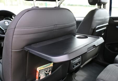 Ab der „Comfortline“-Ausstattung gibt es im neuen Touran Klapptische sowie Taschen an der Rückseite der Vordersitze.