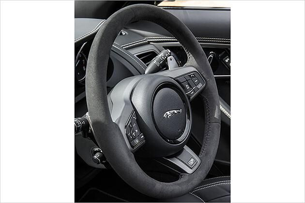 Wie beim F-Type üblich ist auch die neu kalibrierte Lenkung superschnell. Etwas mehr Feedback wäre jedoch wünschenswert