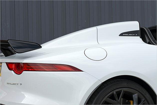 Gegenüber einem F-Type R Cabrio ist der Project 7 eigentlich um 85 Kilo leichter geworden. Da er etwas mehr Serienausstattung hat, schrumpft der Gewichtsvorteil letztlich nur um 45 Kilo