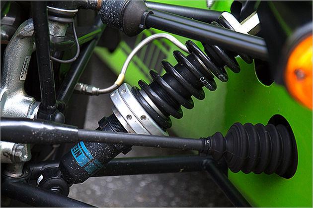 Caterham setzt auf doppelte Dreieckslenker vorne und eine DeDion-Achse hinten. Die höhenverstellbaren Dämpfer stammen von Bilstein, die Federn von Eibach