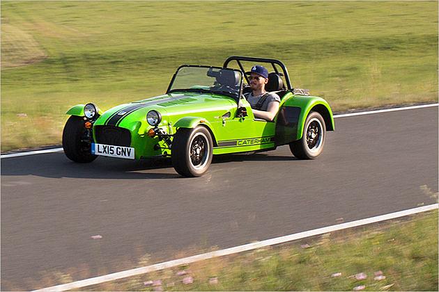 Der Caterham 275 beschleunigt in glatten fünf Sekunden auf 100 km/h. Wer das unbedingt möchte, kann bis zu 196 km/h schnell werden