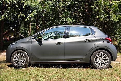 Unser Testwagen mit sparsamem 99 PS Diesel, matter Strukturlackierung in "Ice Silver" und Akzenten in "Lime Yellow" startet bei 18.700 Euro. 