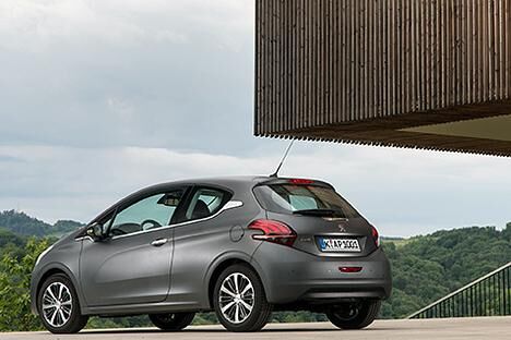 Auch der sparsame Diesel-Motor mit 99 PS kann in Kombination mit dem Fünfgang-Schaltgetriebe überzeugen und passt gut zum neuen Peugeot 208. 