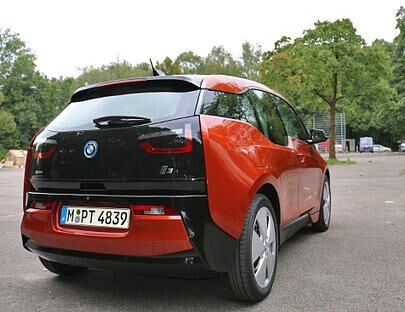 Auch das Heck des BMW i3 besticht durch nicht alltägliche Formen.