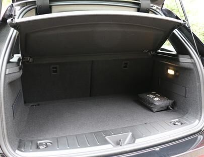 Der BMW i3 bietet Platz für vier Personen und 260 Liter Gepäck. Bei umgeklappter Rückbank stehen sogar 1100 Liter zur Verfügung.
