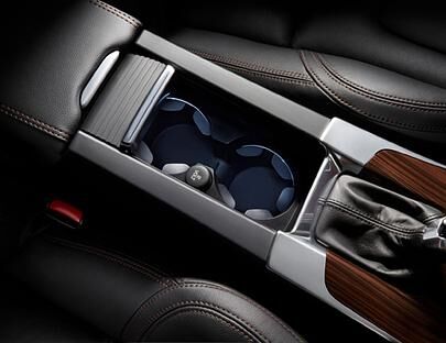 Prost: Für Getränke sind in der Mittelkonsole des Volvo V60 Cross Country entsprechende Halter vorhanden.