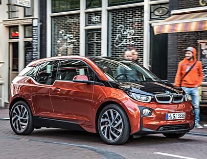 Der BMW i3 passt sich trotz seines futuristischen Designs schnell an jedes Stadtbild an. 