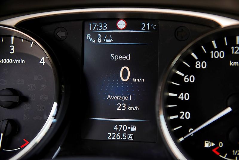 Nissan X Trail 1.6 DIG-T: Das Display zwischen den Rundinstrumenten gibt Auskunft über Bordcomputer-Werte