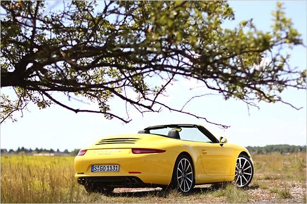 Flache Rückleuchten-Schlitze schauen aus dem Heck des Elfer Cabrio
