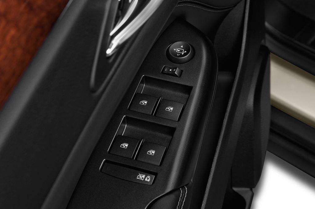 Cadillac SRX (Baujahr 2011) Elegance 5 Türen Bedienungselemente Tür