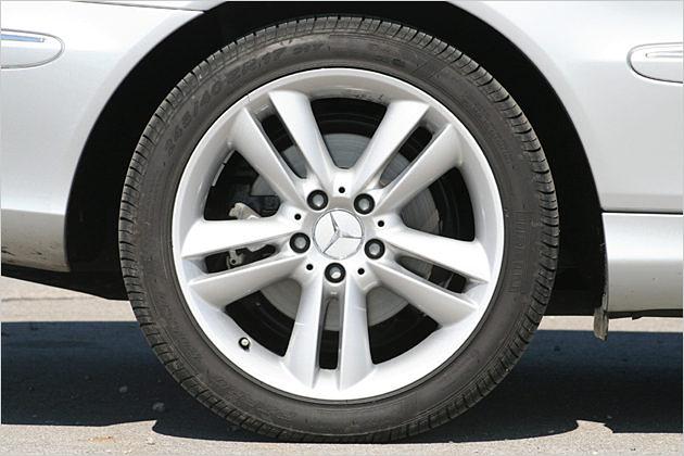 Klassisches 17-Zoll-Fünfspeichenrad im Mercedes-Design