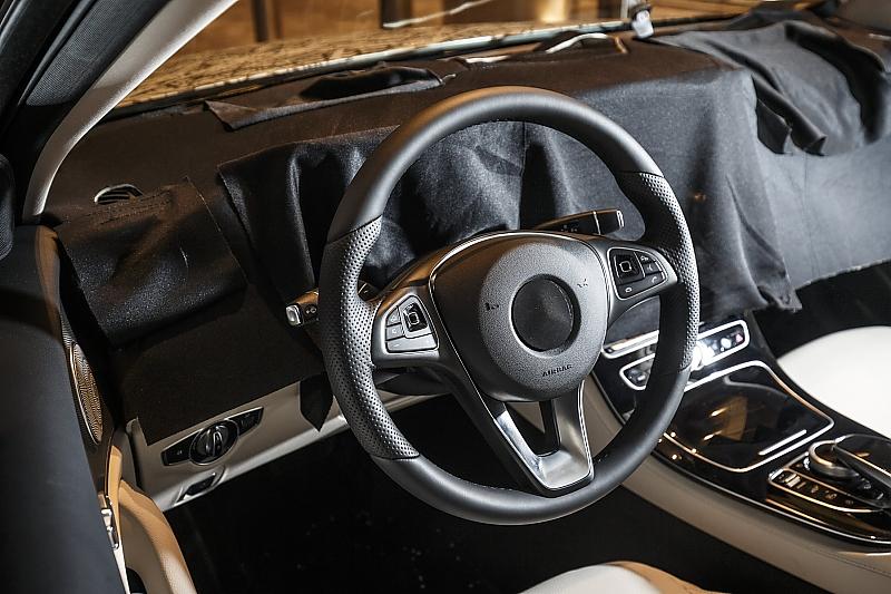 Mercedes E-Klasse 2015 Erprobung - das getarnte Cockpit