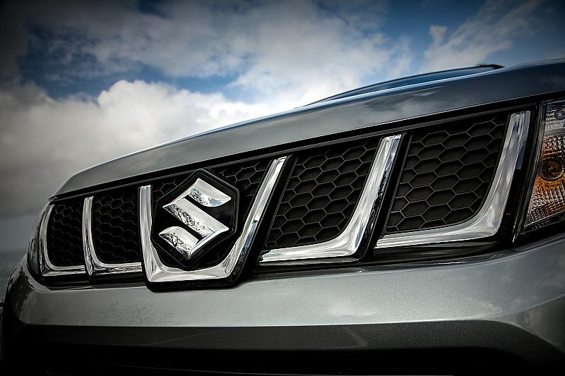 Der Suzuki Vitara S kommt mit einem eigenständigen Kühlergrill mit fünf Waaben