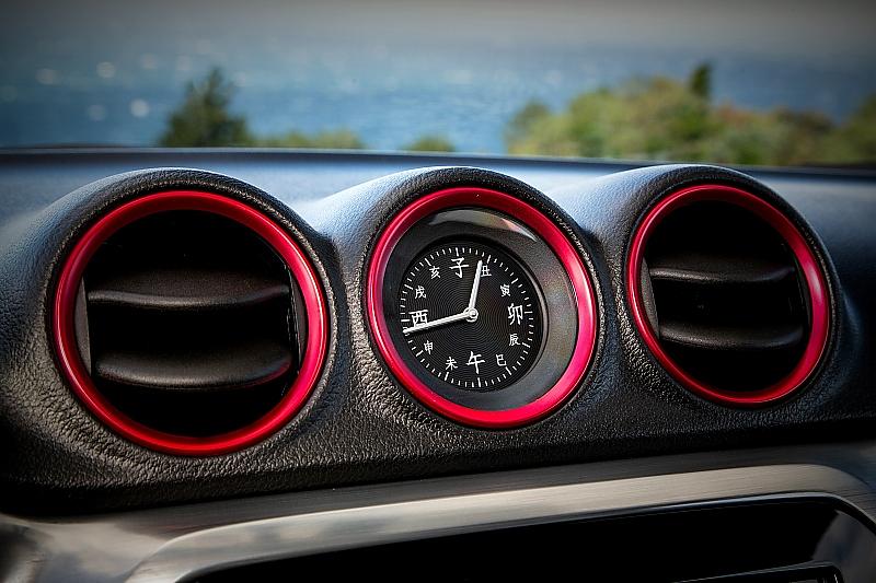 Markant im Innenraum des Suzuki Vitara S: die roten Zierringe