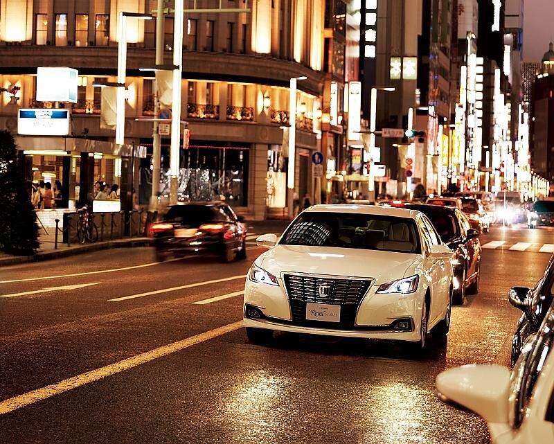 Toyota Crown 2016 - neu mit LED-Scheinwerfern