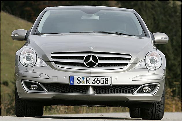 Typisch: Großer Mercedes-Stern am Kühlergrill