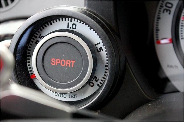 Diese Anzeige teilt nicht nur den Turbo-Druck mit, sondern auch den eingeschalteten Sport-Modus