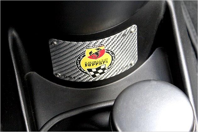 Diese Plakette zeigt: Der Wagen ist die Nummer 0914 von 1.199 roten Exemplaren (R). Insgesamt gibt es 1.695 Fahrzeuge