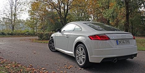 Der Audi TT ultra ist kein klassischer Sportwagen, sondern eher ein Grand Turismo – sein Revier ist die Langstrecke. Wer oft alleine lange Strecken zurücklegt, und dabei auf die Extraportion an Durchschnittsgeschwindigkeit und Kurvenspaß nicht verzichten möchte, liegt mit ihm goldrichtig – muss dafür aber auch tief in die Tasche greifen.