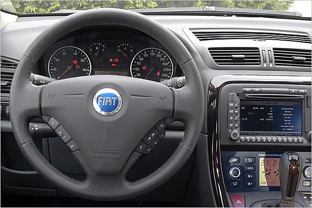 Croma-Cockpit mit klassischen Rundinstrumenten und großem Navi-Bildschirm