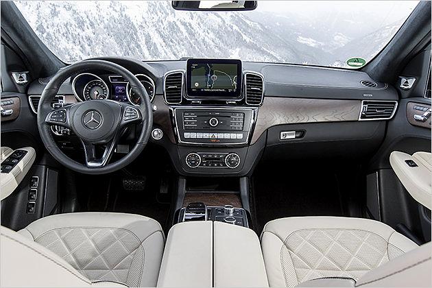 Im Interieur des Mercedes GLS gibt es einen neuen Infotainment-Bildschirm, ein neues Dreispeichen-Lenkrad und die aktuellste Comand-Online-Generation